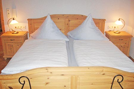 Schlafzimmer mit Doppelbett