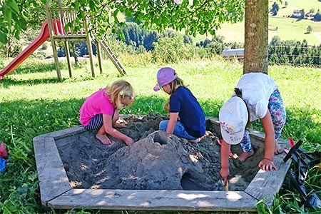 Kommt bei den Kleinen immer gut an: unser Sandkasten